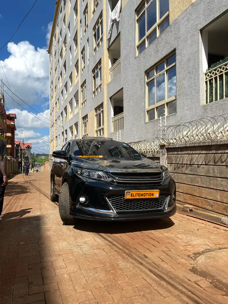 toyota-harrier-gs-side-building3